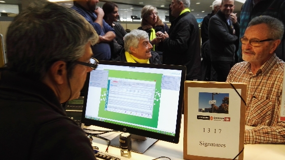 Les entitats sobiranistes han entregat 1.317 signatures al registre municipal