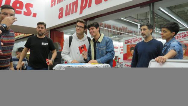 L'Alfred amb un seguidor a qui li acaba de firmar el disc/ Foto: Cugat.cat