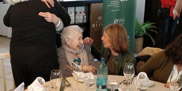 L'alcaldessa, Carmela Fortuny, s'ha passat per la trobada per saludar els assistents / Foto: Cugat.cat L'alcaldessa, Carmela Fortuny, s'ha passat per la trobada per saludar els assistents / Foto: Cugat.cat