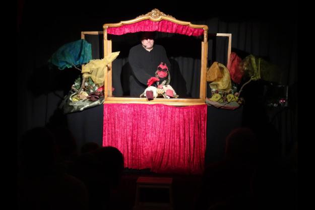 La companyia de teatre ha repassat tradicions catalanes i cançons per acostar l'esperit nadalenc als infants / Foto: Cugat.cat La companyia de teatre ha repassat tradicions catalanes i cançons per acostar l'esperit nadalenc als infants / Foto: Cugat.cat