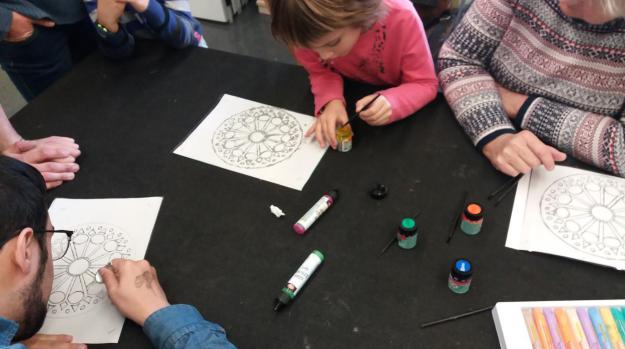 El Museu del Monestir ha convidat als més petits a un taller d'art a partir de la rosassa del Monestir / Foto: Cugat.cat El Museu del Monestir ha convidat als més petits a un taller d'art a partir de la rosassa del Monestir / Foto: Cugat.cat