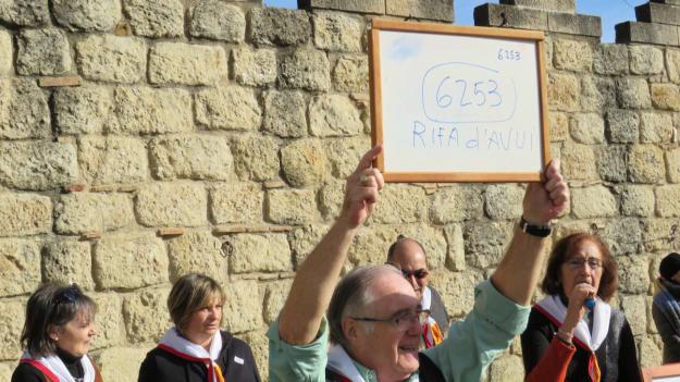 Cada mes l'entitat organitza una rifa, aquest ha estat el moment en què han anunciat el guanyador/ Foto: Cugat.cat Cada mes l'entitat organitza una rifa, aquest ha estat el moment en què han anunciat el guanyador/ Foto: Cugat.cat