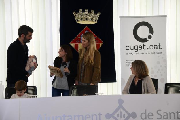 La família rebent l'obsequi de Cugat.cat / Foto: Localpres La família rebent l'obsequi de Cugat.cat / Foto: Localpres