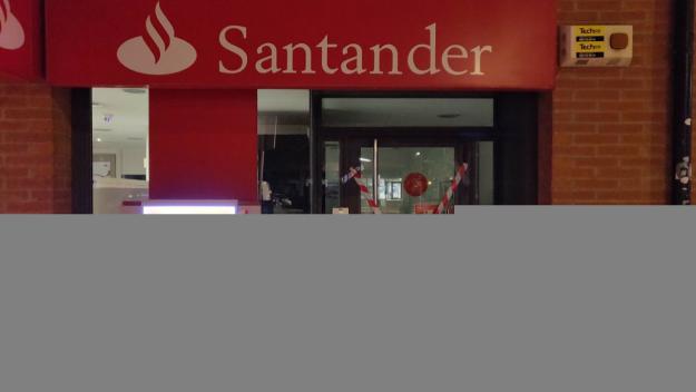 La formació també ha precintat les portes del Banc Santander / Foto: Arran Sant Cugat La formació també ha precintat les portes del Banc Santander / Foto: Arran Sant Cugat