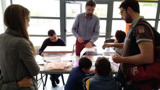Un famlia que ha anat a votar plegada / Foto: Cugat.cat 