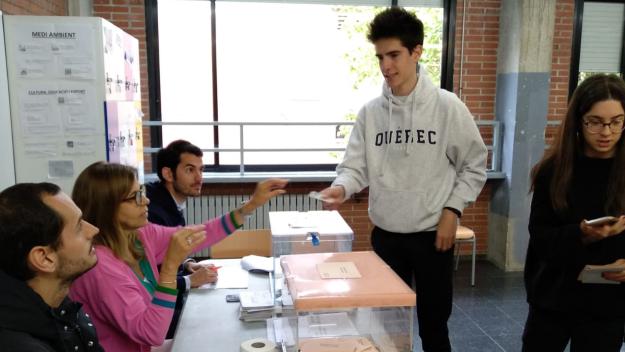Dos joves bessons exerceixen el dret a votar per primera vegada / Foto: Cugat.cat Dos joves bessons exerceixen el dret a votar per primera vegada / Foto: Cugat.cat