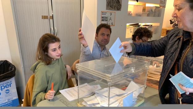 La cantant santcugatenca Pavvla en una mesa electoral / Foto: Cugat.cat La cantant santcugatenca Pavvla en una mesa electoral / Foto: Cugat.cat