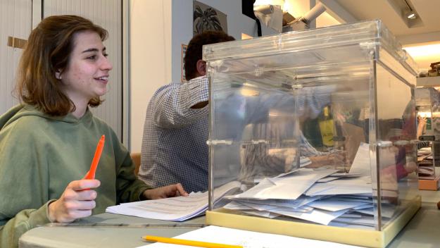 La cantant santcugatenca Pavvla en una mesa electoral / Foto: Cugat.cat