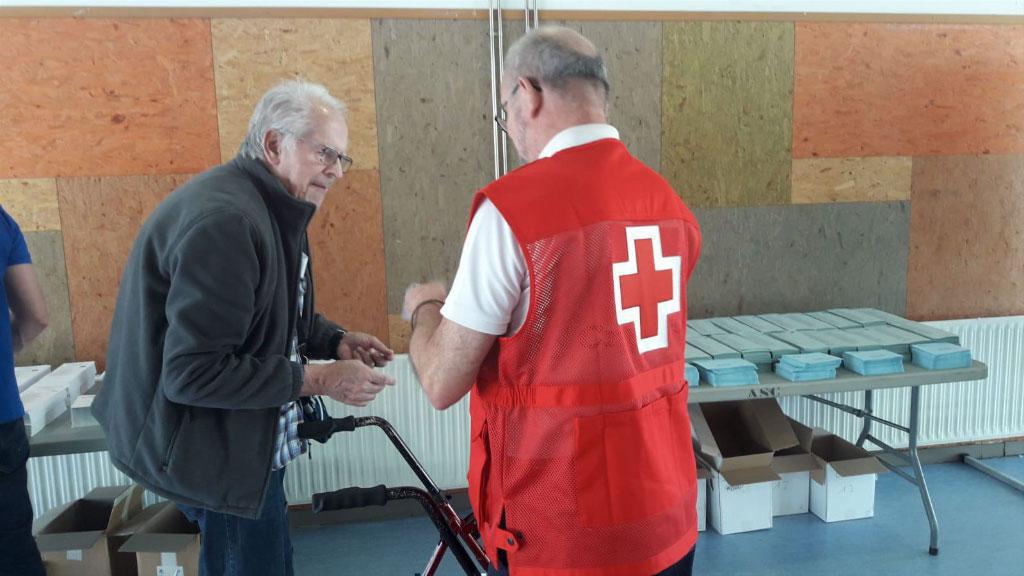 Un voluntari de Creu Roja amb una persona amb mobilitat reduïda/ Foto: Cugat.cat Un voluntari de Creu Roja amb una persona amb mobilitat reduïda / Foto: Cugat.cat