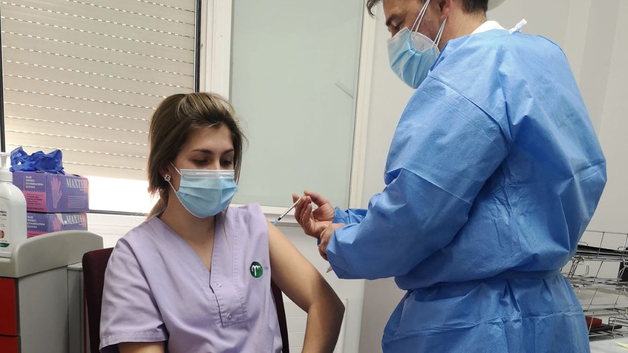 Eva Cañada, de la residència Santa Rosa, primera professional sanitària de Sant Cugat vacunada contra la Covid-19 / Foto: Salut