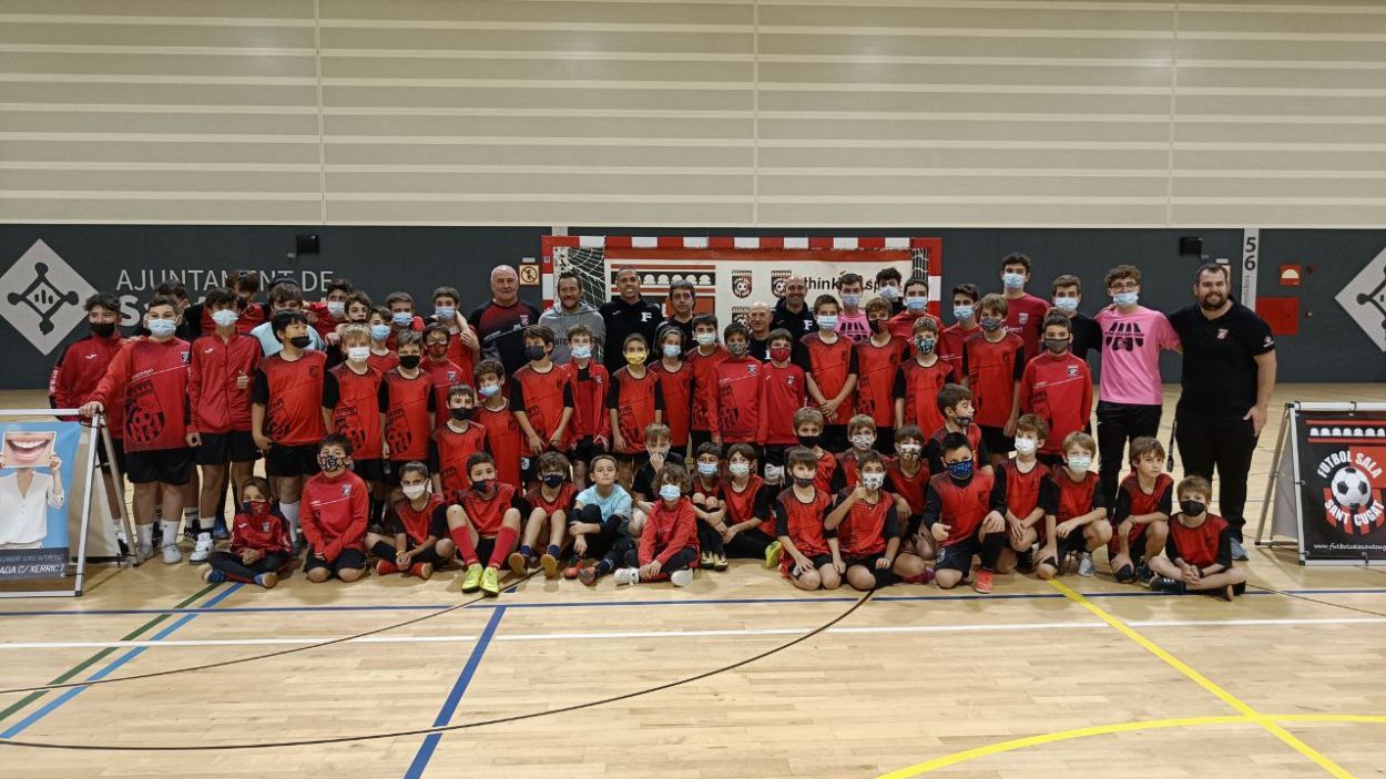 Foto de família de Ferrao amb el planter del Futbol Sala Sant Cugat / Foto: Cugat Mèdia