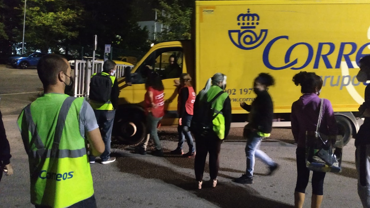 CCOO, UGT i treballadors/es informant als companys de la vaga al CTA Sant Cugat Correus durant l'aturada del torn de nit / Foto: J. C. M.