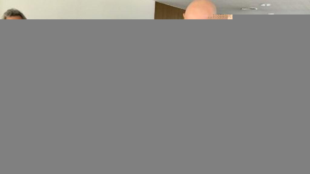'L'exconseller Raül Romeva durant la seva votació al Casal de Mira-sol' / Foto: Cugat Mèdia
