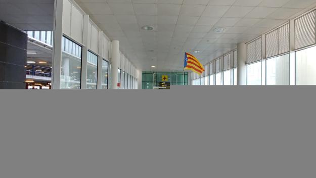 Segons els manifestants, un centenar de santcugatencs s'ha desplaçat fins a l'aeroport / Foto: Cedida