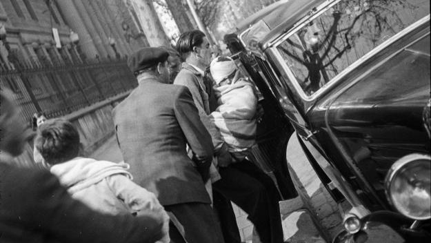 Nen ferit pels bombardeigos aeris arribant al Clínic de Barcelona / Foto: Antoni Campañà (Cedida per la família)