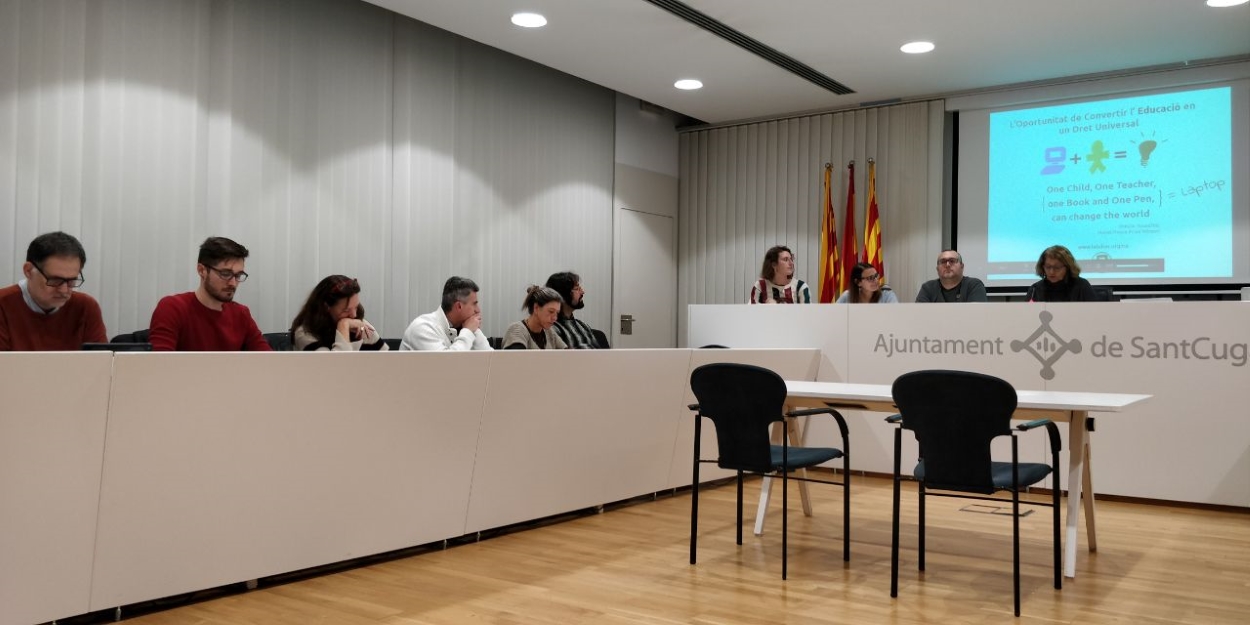 La col·laboració s'ha presentat a la sala de plens de l'ajuntament / Foto: Cugat Mèdia