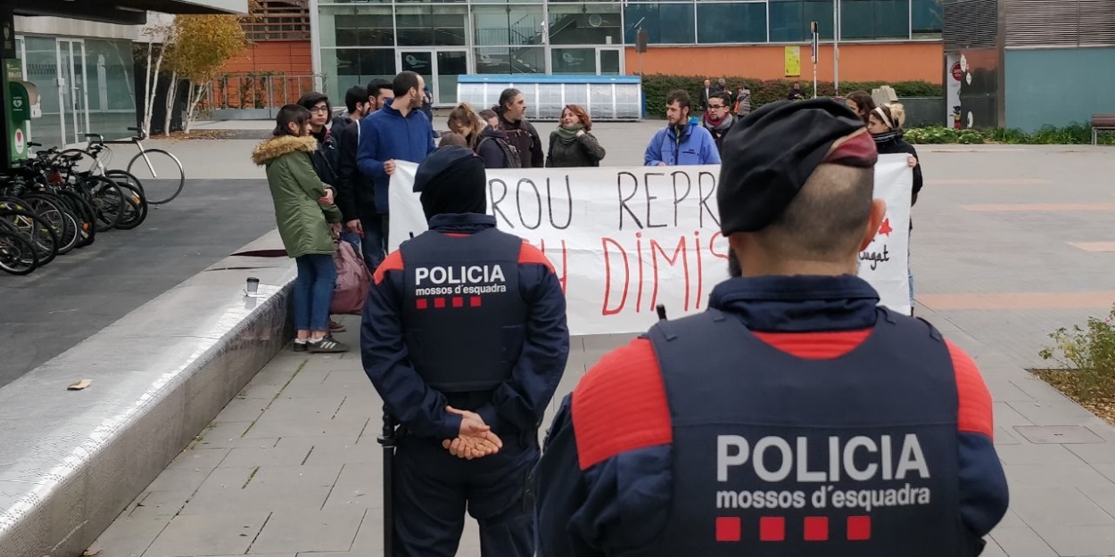 Agents dels Mossos d'Esquadra han escortat el conseller / Foto: Cugat Mèdia