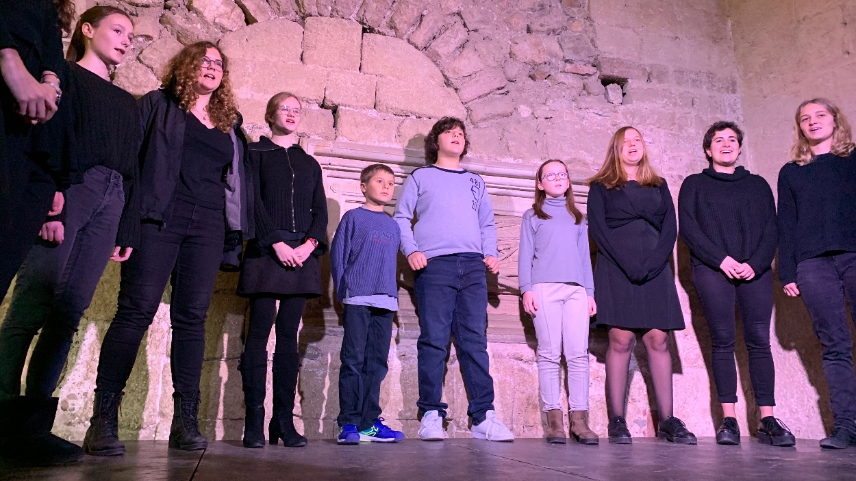 Alumnes de Fusió canten al Claustre del Monestir / Foto: Cugat Mèdia