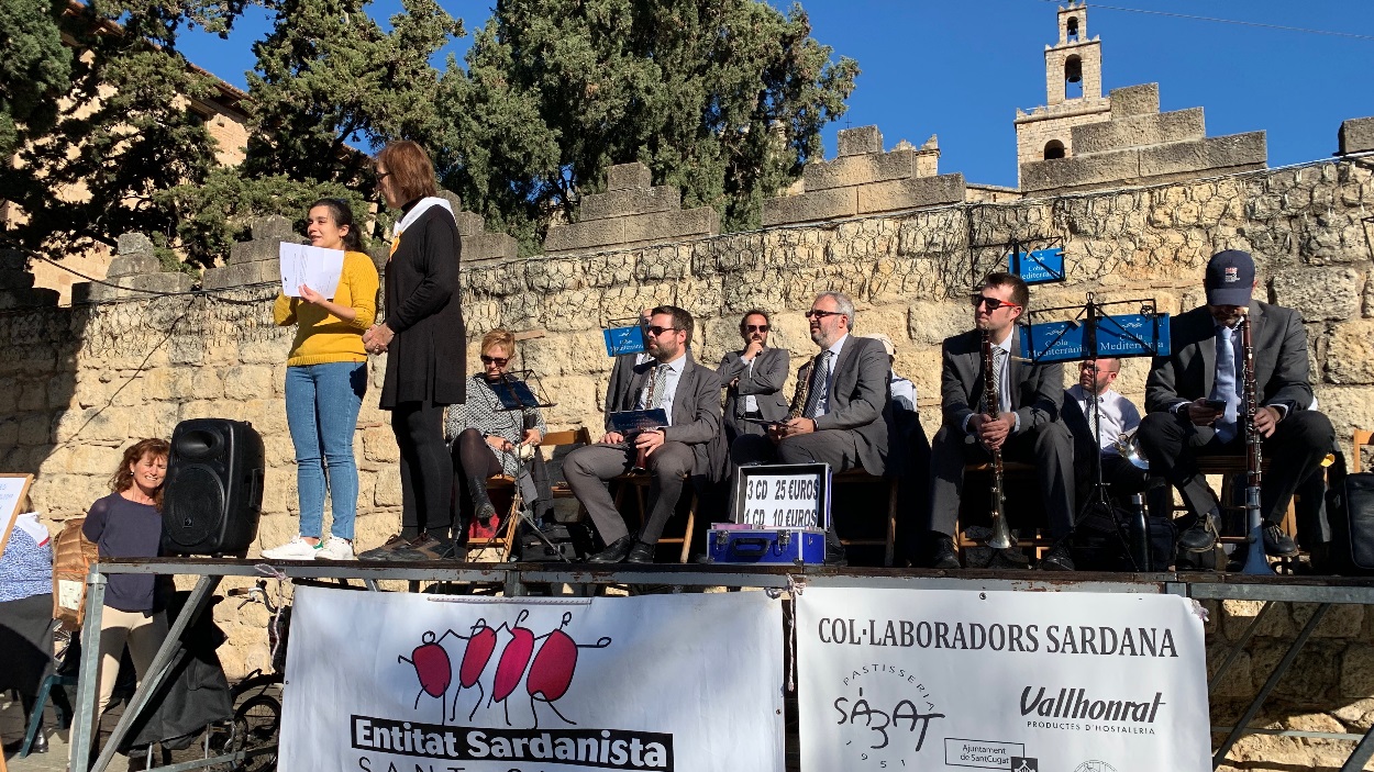 La presidenta de l'Entitat Sardanista de Sant Cugat, Elvira Anglès, i la tinenta d'alcaldia de Cultura, Esther Madrona / Foto: Cugat Mèdia