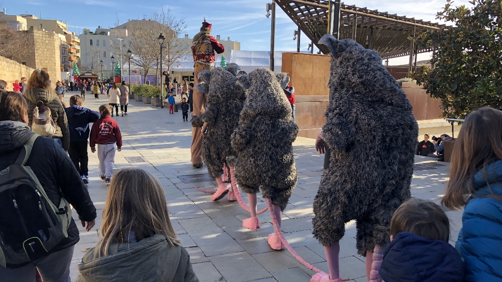 Quatre rates gegants acompanyades d'un flautista han portat els santcugatencs fins a l'Envelat / Foto: Cugat Mèdia