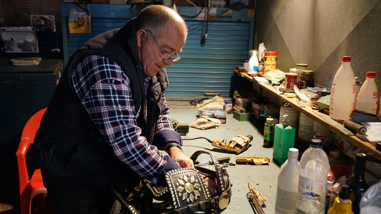 Joan Torné sobre la taula de feina/ Foto: Cugat Mèdia