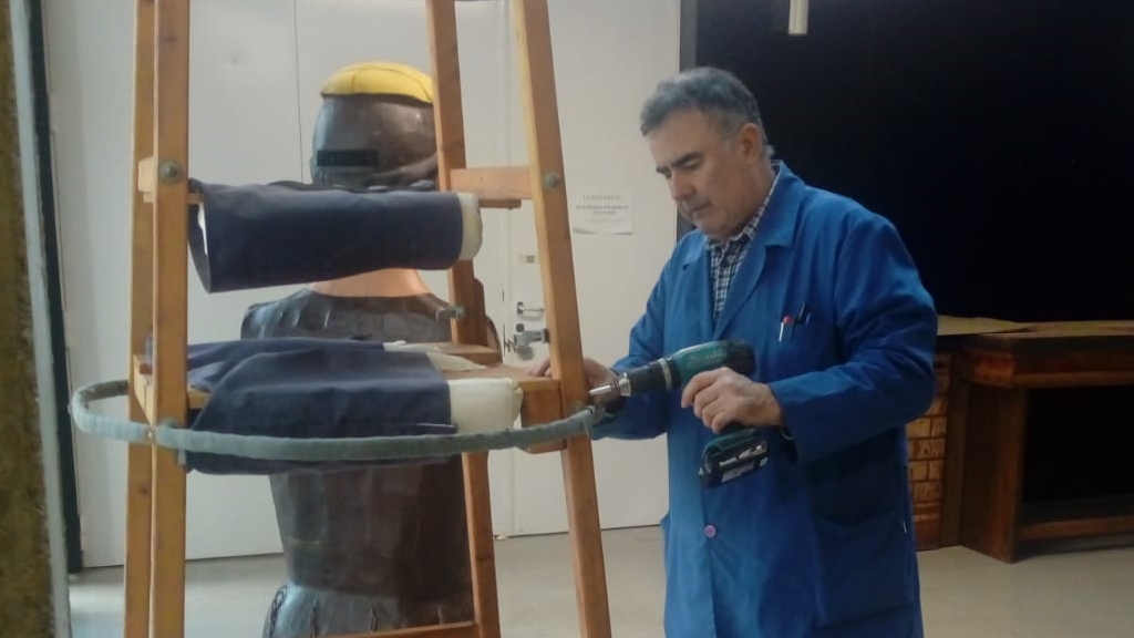 El fuster del CRMBC durant la restauració dels gegants / Foto: Geganters de Sant Cugat