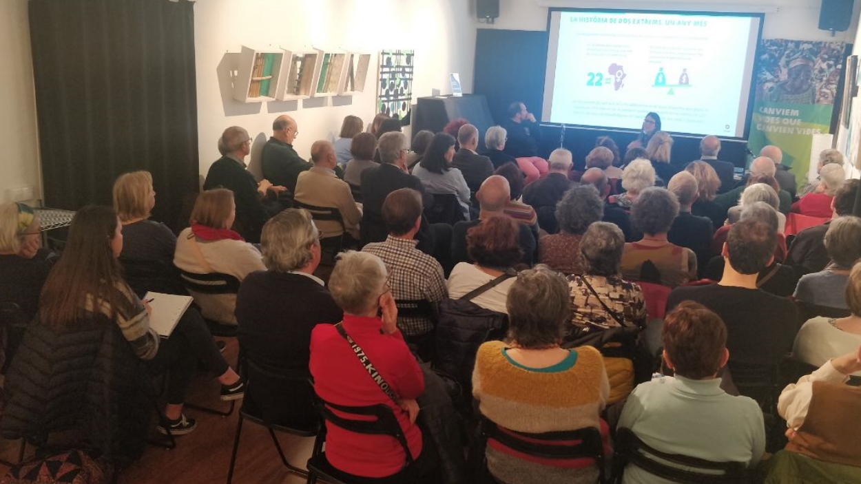 La sala d'actes de l'Ateneu s'ha quedat petita / Foto: Cugat Mèdia