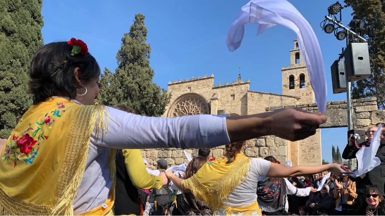 Colors i mocadors del Ball de Gitanes han inundat la plaça d'Octavià / Foto: Cugat Mèdia