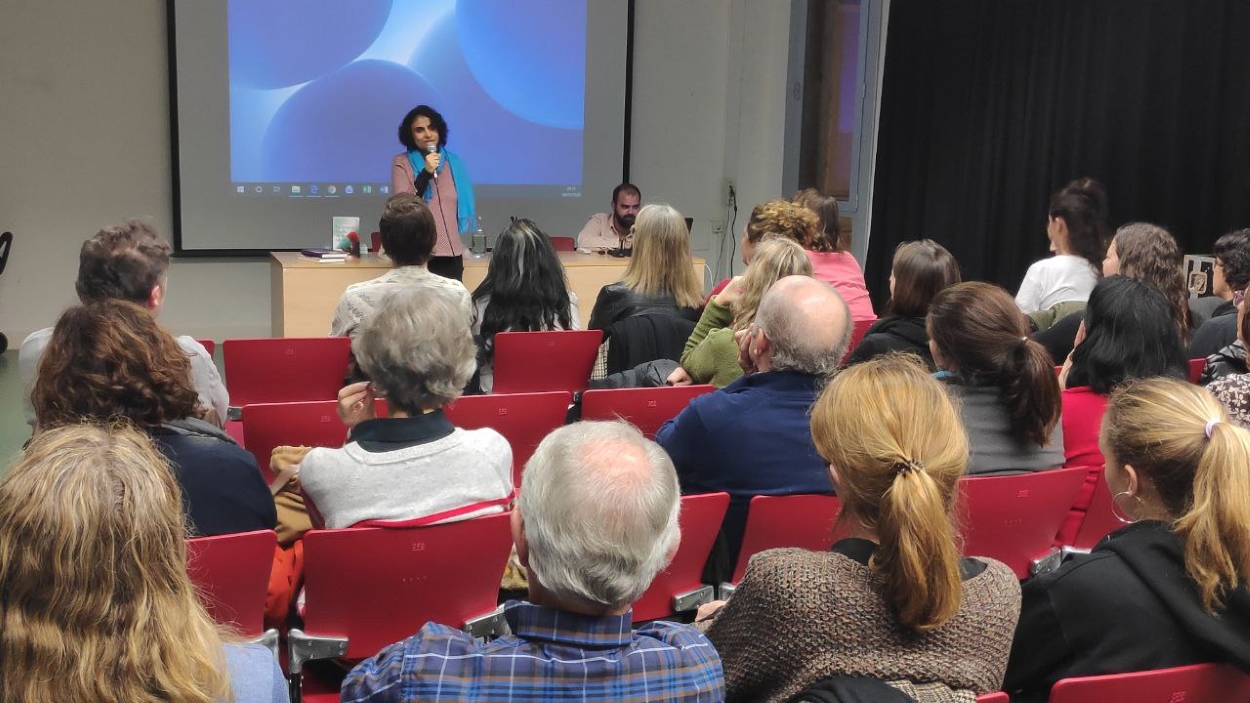 Nadia Ghulam durant la xerrada / Foto: Cugat Mèdia