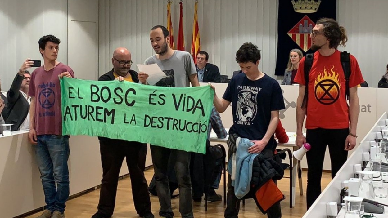 Un grup de persones ha protestat contra l'afectació que tindrà l'obra al bosc de Volpelleres / Foto: Cugat Mèdia