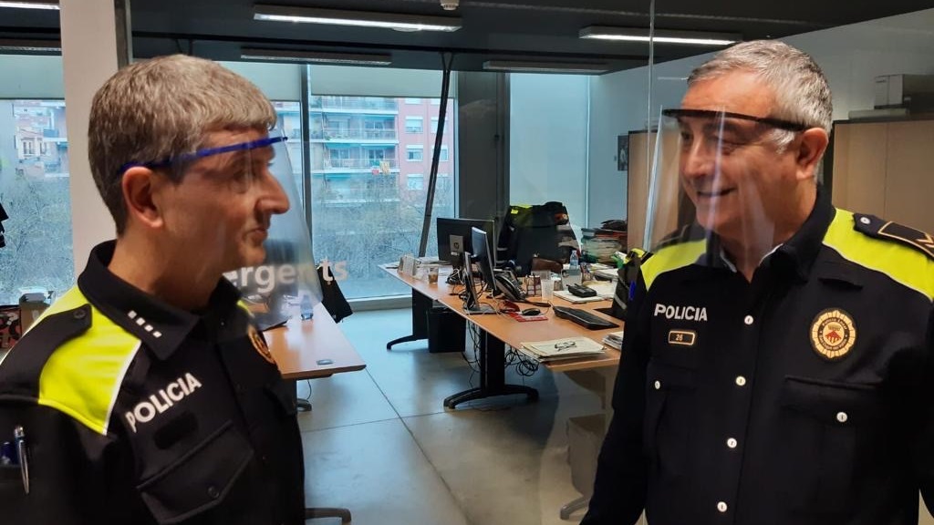 Les viseres protectores són per als professionals com treballen als carrers, com la Policia Local / Foto: FabLab Sant Cugat