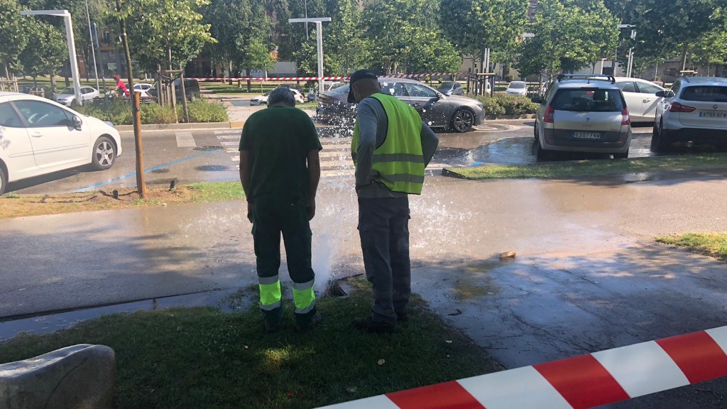Tècnics reparant l'avaria / Foto: Cugat Mèdia