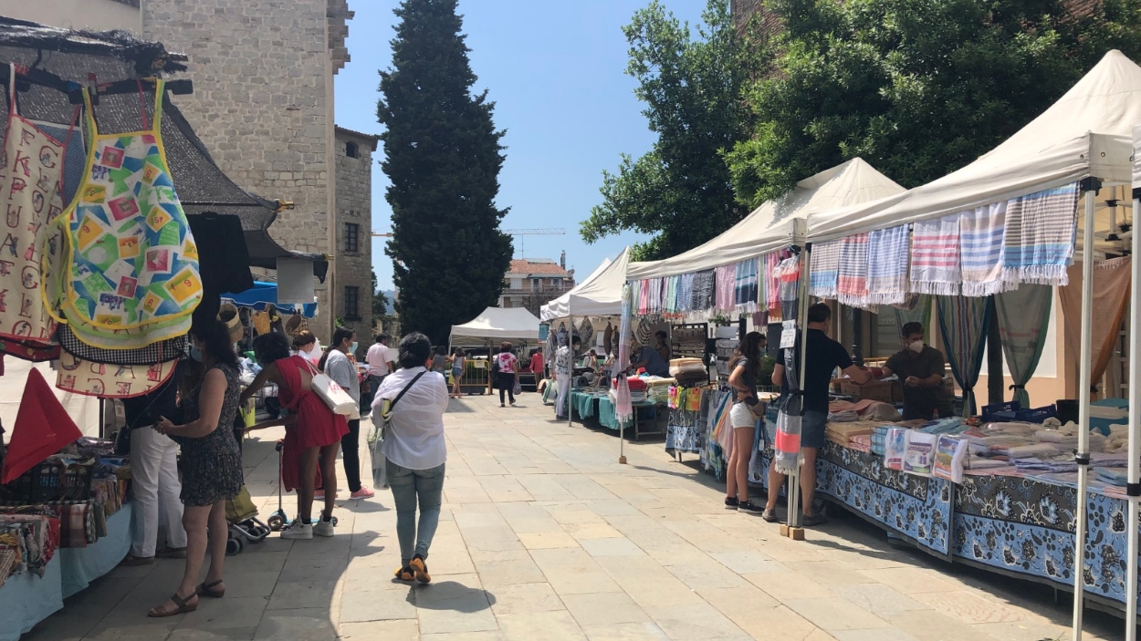 Les parades del mercadet han hagut de distribuir-se pel centre de Sant Cugat / Foto: Cugat Mèdia