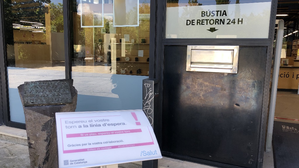 La bústia per retornar llibres i documents està oberta les 24 hores / Foto: Cugat Mèdia