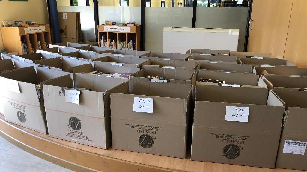 Els llibres i documents que es retornen es mantenen 14 dies en quarantena abans que se'n pugui tornar a fer ús / Foto: Cugat Mèdia