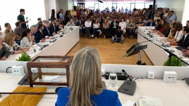 La sala de plens va estar a vessar durant el ple d'investidura / Foto: Cugat Mèdia