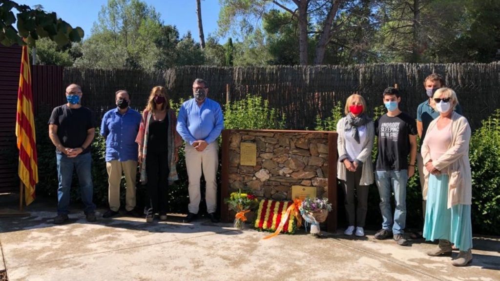 Imatge de l'ofrena floral a porta tancada de Valldoreix / Foto: EMD Valldoreix