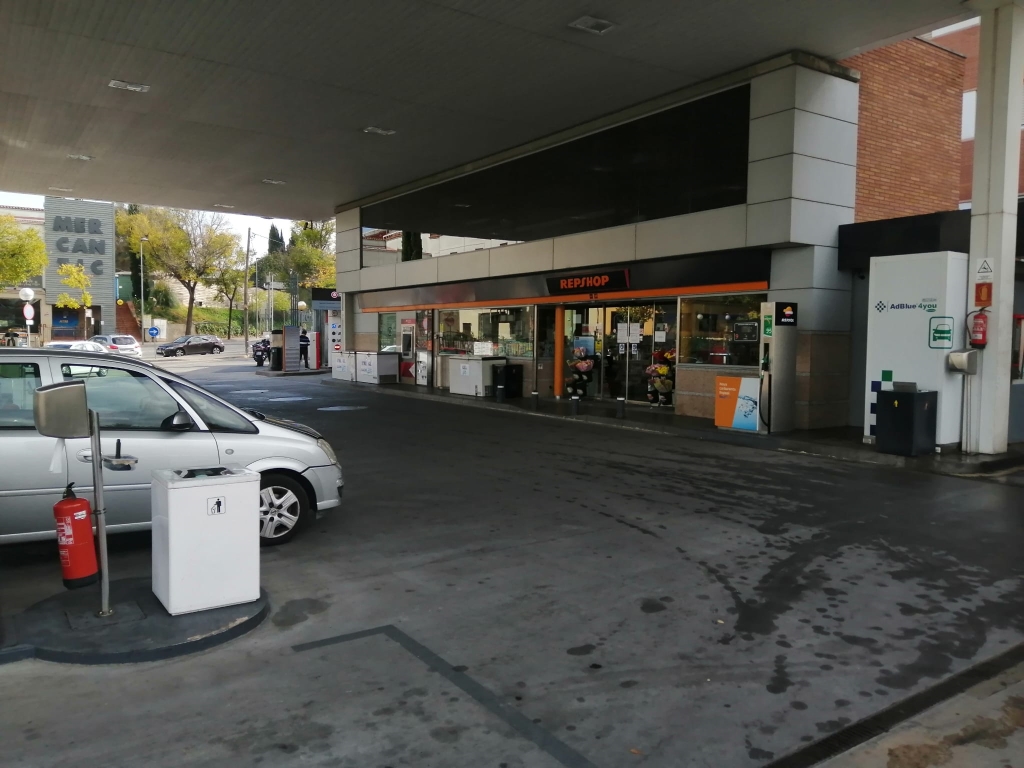 La botiga de la Repsol de la rotonda del Chic / Foto: Cugat Mèdia