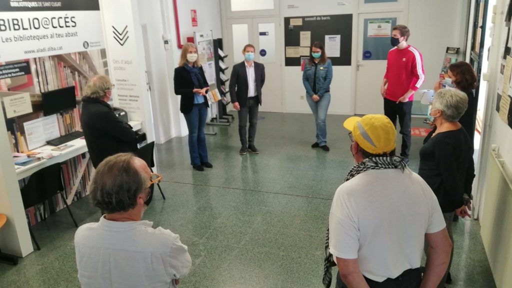 Imatge de l'alcaldessa i membres del govern amb els ocupants / Foto: Cugat Mèdia