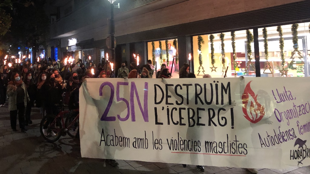 La manifestació ha encartellat alguns comerços de la ciutat per visibilitzar els diferents tipus de violències contra les dones / Foto: Cugat Mèdia