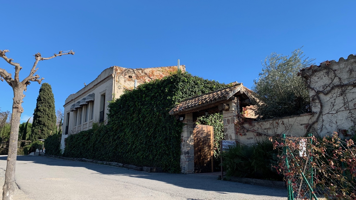 Entrada de la masia Ca n'Ametller / Foto: Cugat Mèdia