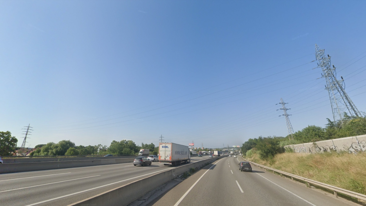 Imatge d'arxiu de torres d'alta tensió que creuen l'autopista AP7 / Foto: Google Maps