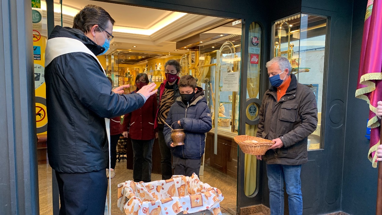 El mossèn Emili Marlés ha beneït els panets / Foto: Cugat Mèdia