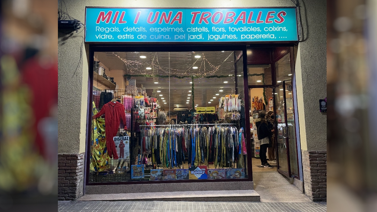 Imatge de l'aparador actual de la botiga Mil i una Troballes / Foto: Cugat Mèdia