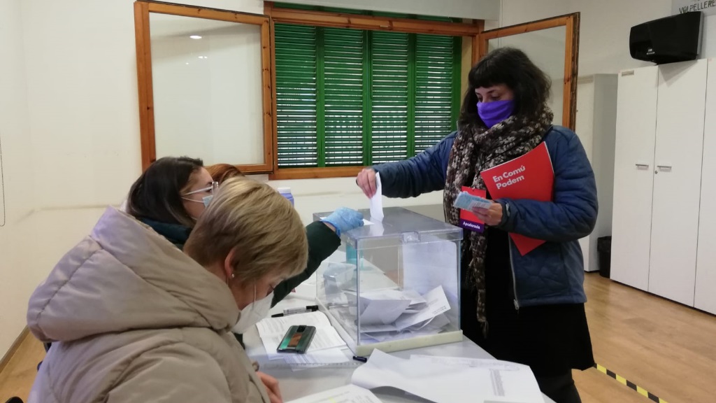 La candidata número 66 d'En Comú Podem per Barcelona, Aina Balada, ha votat al Casino de la Floresta / Foto: Cugat Mèdia