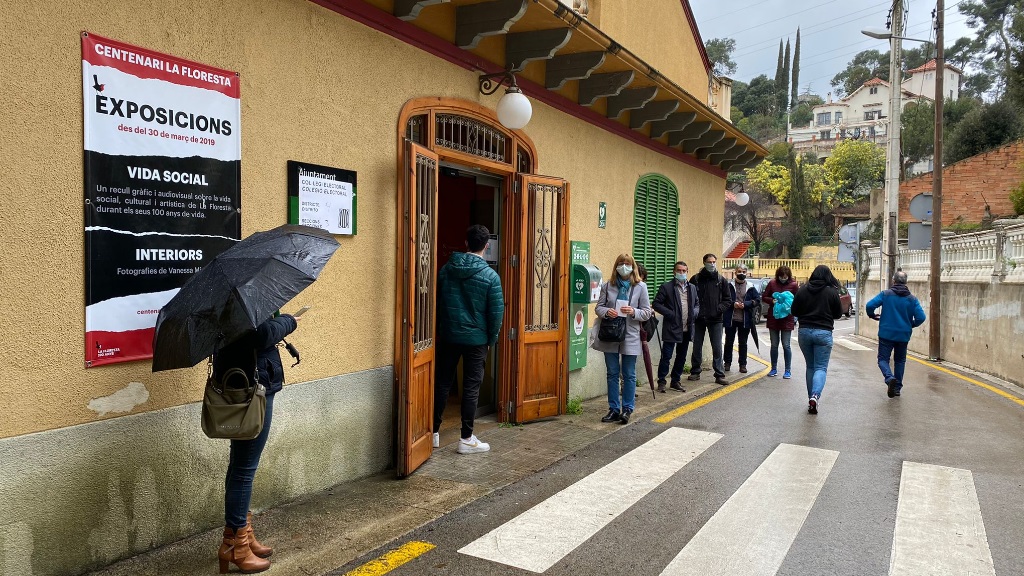 Tot i la pluja, els votants fan cua a l'exterior dels col·legis electorals / Foto: Cugat Mèdia