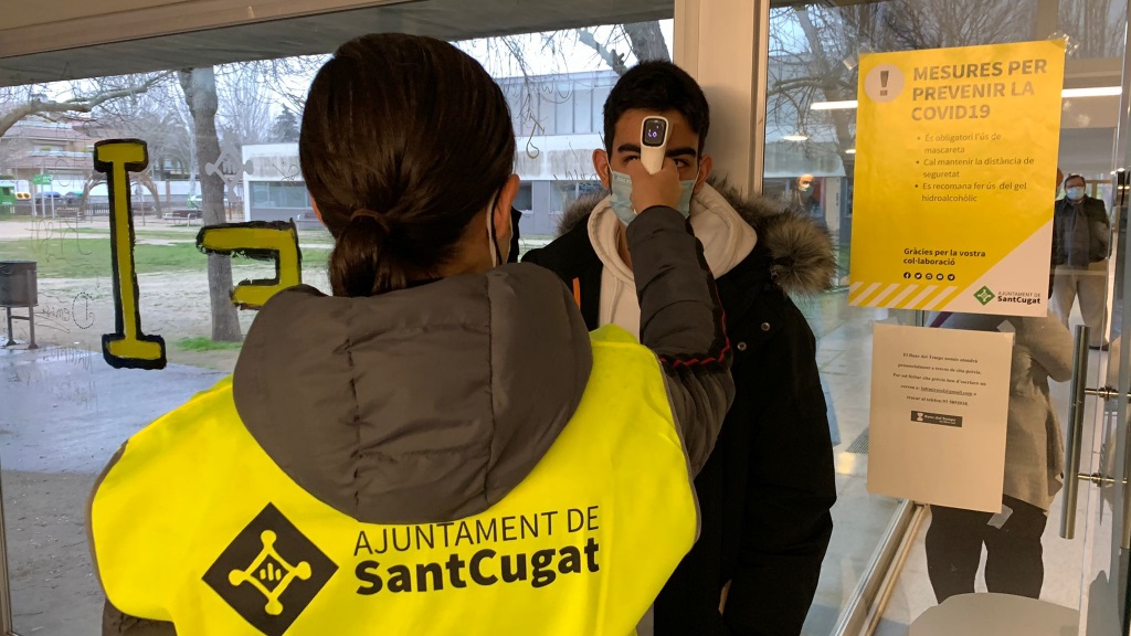 Abans d'accedir al col·legi electoral, es pren la temperatura a tots els votants / Foto: Cugat Mèdia