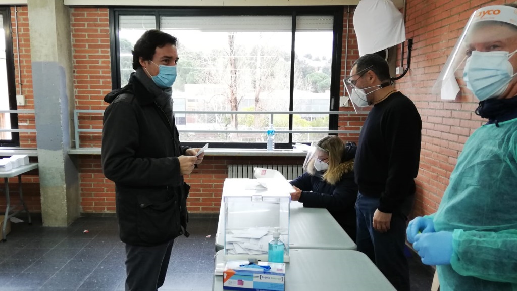 El portaveu del PSC Sant Cugat, Pere Soler, ha votat al Centre d'Art Maristany / Foto: Cugat Mèdia