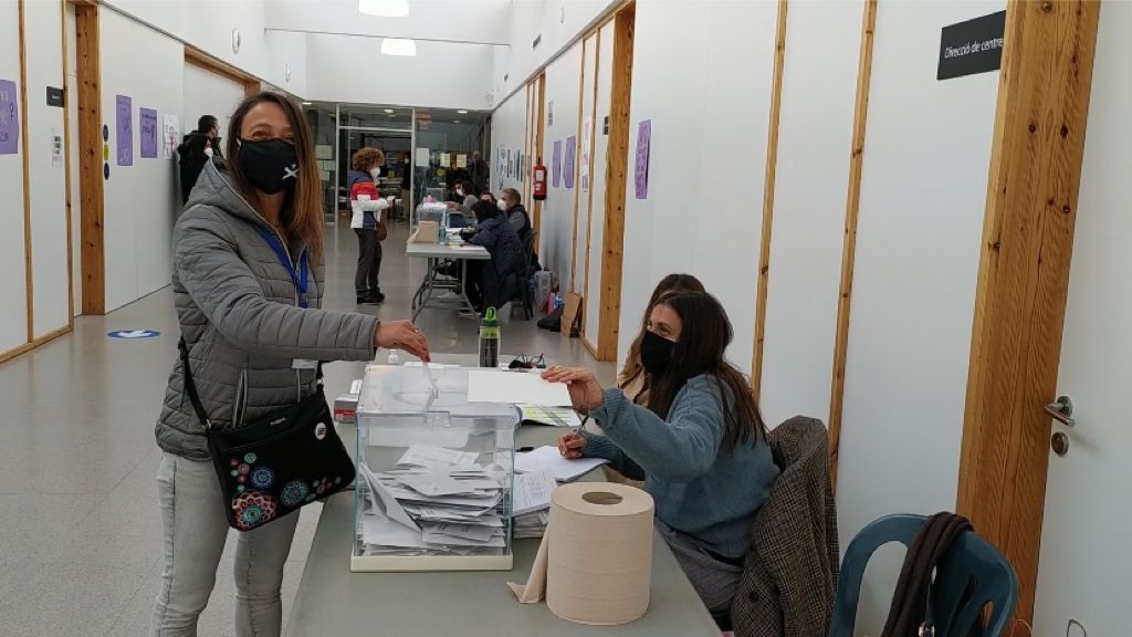 La número 5 de Primàries Catalunya per Barcelona, Elisabeth Porqueras, ha votat al Casal de Mira-sol / Foto: Cugat Mèdia