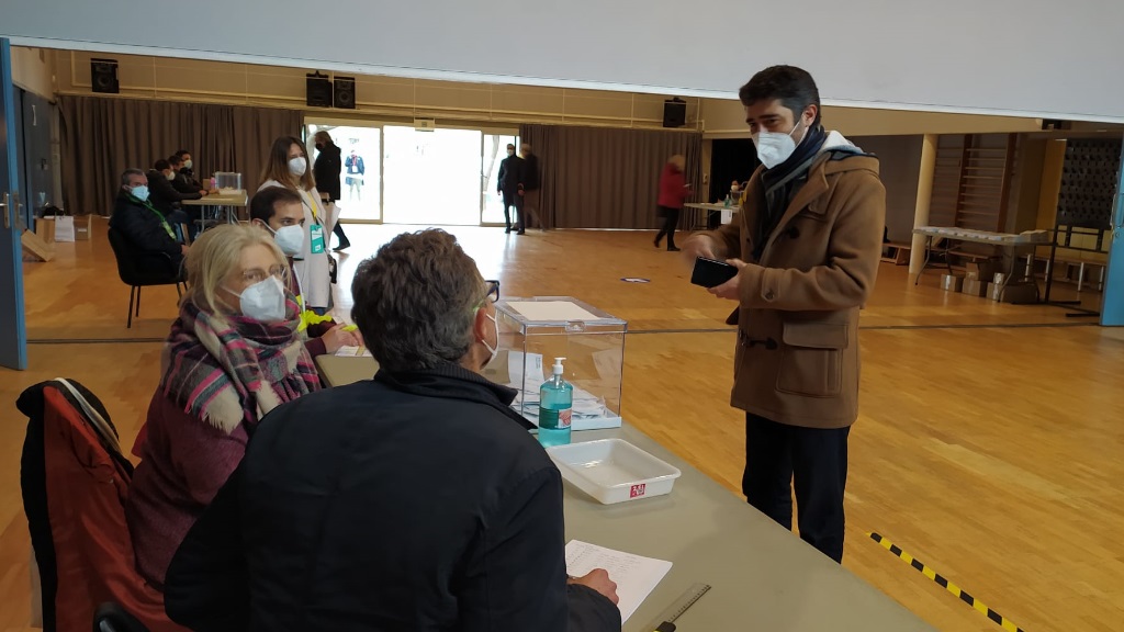 El candidat número 7 per Barcelona de Junts per Catalunya, Jordi Puigneró, ha votat a l'Arxiu Nacional de Catalunya / Foto: Cugat Mèdia